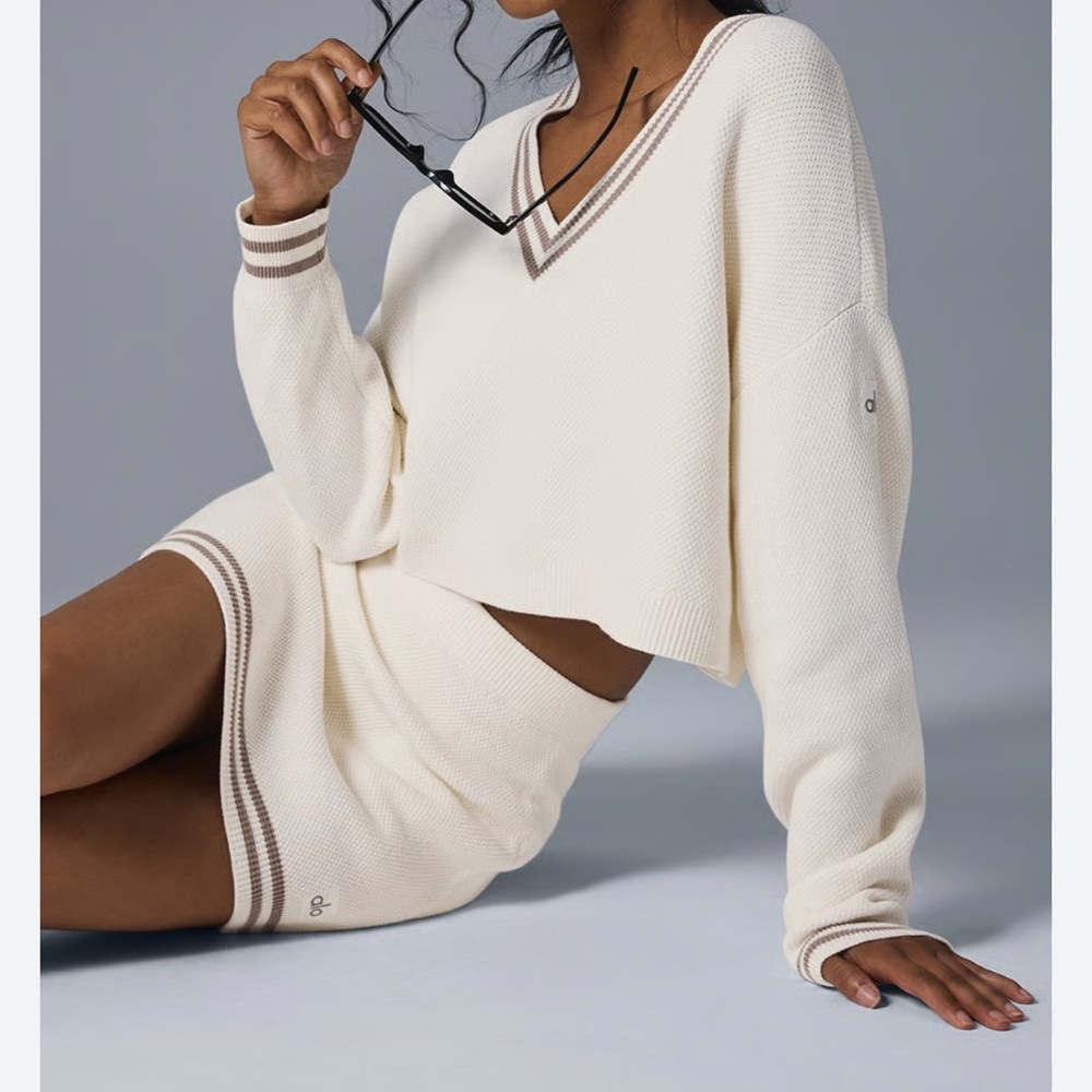 ALO Yoga Tennis Club V-Neck Sweater Knit Pullover